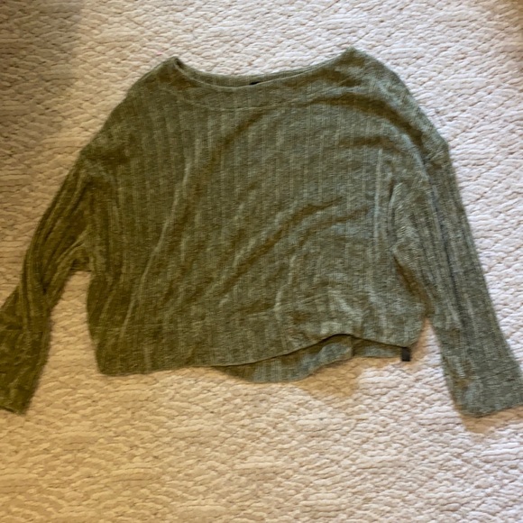 Green Sweater - Picture 1 of 3